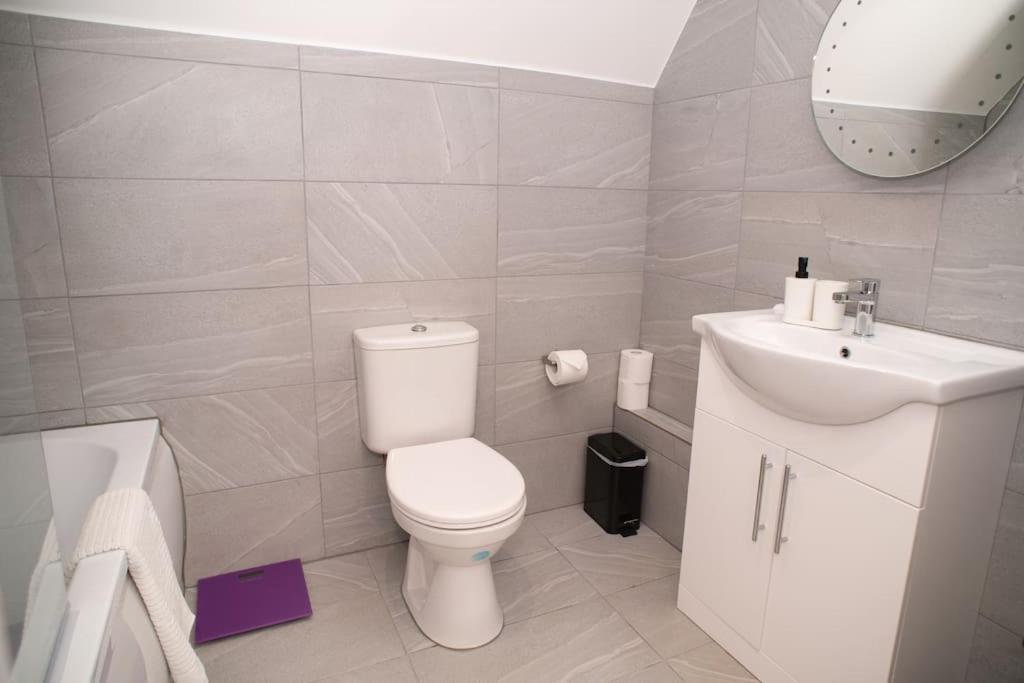Orchid Lodge - Two Bed Generous Flat - Parking, Netflix, Wifi - Close To Blenheim Palace & Oxford - F4 Кидлингтън Екстериор снимка