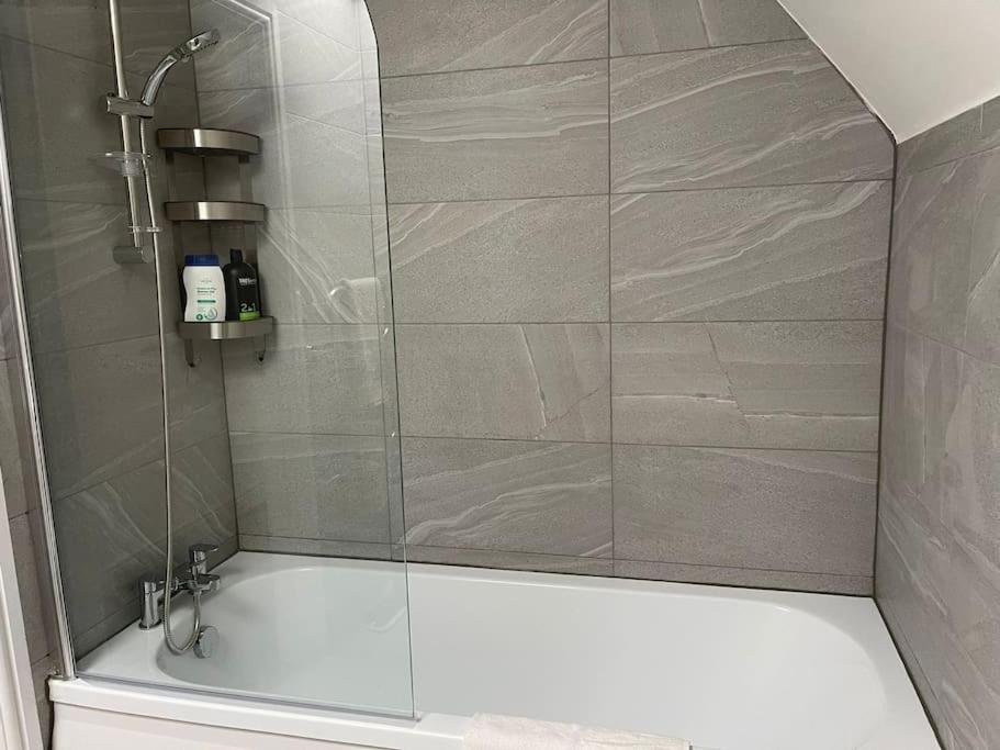 Orchid Lodge - Two Bed Generous Flat - Parking, Netflix, Wifi - Close To Blenheim Palace & Oxford - F4 Кидлингтън Екстериор снимка