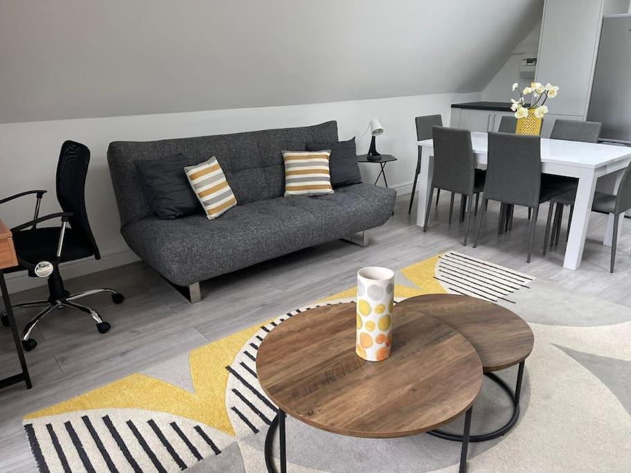 Orchid Lodge - Two Bed Generous Flat - Parking, Netflix, Wifi - Close To Blenheim Palace & Oxford - F4 Кидлингтън Екстериор снимка
