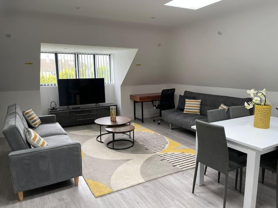 Orchid Lodge - Two Bed Generous Flat - Parking, Netflix, Wifi - Close To Blenheim Palace & Oxford - F4 Кидлингтън Екстериор снимка