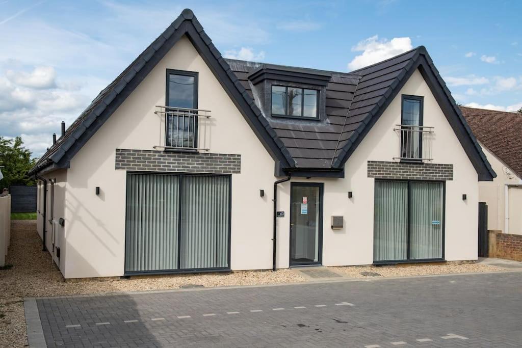 Orchid Lodge - Two Bed Generous Flat - Parking, Netflix, Wifi - Close To Blenheim Palace & Oxford - F4 Кидлингтън Екстериор снимка