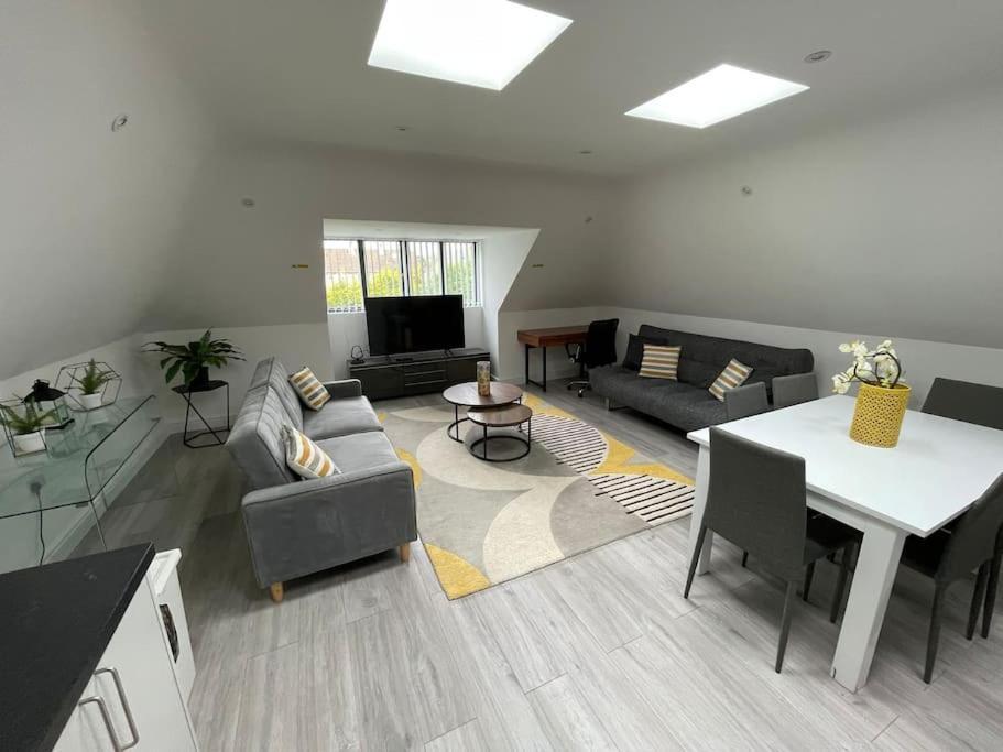 Orchid Lodge - Two Bed Generous Flat - Parking, Netflix, Wifi - Close To Blenheim Palace & Oxford - F4 Кидлингтън Екстериор снимка