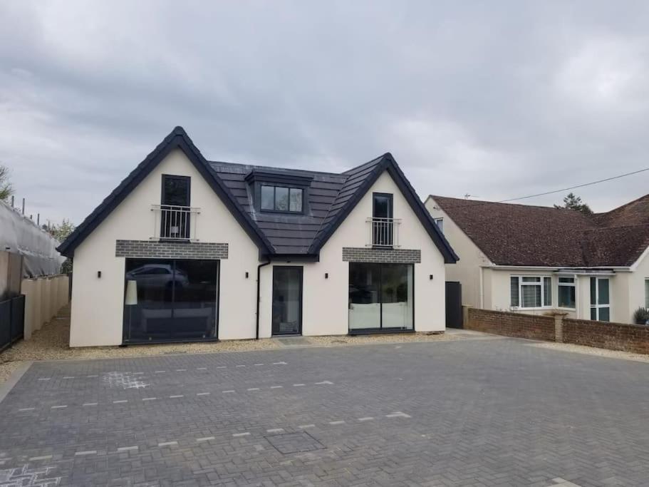 Orchid Lodge - Two Bed Generous Flat - Parking, Netflix, Wifi - Close To Blenheim Palace & Oxford - F4 Кидлингтън Екстериор снимка