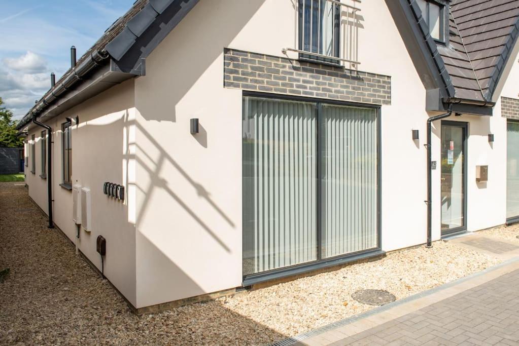 Orchid Lodge - Two Bed Generous Flat - Parking, Netflix, Wifi - Close To Blenheim Palace & Oxford - F4 Кидлингтън Екстериор снимка
