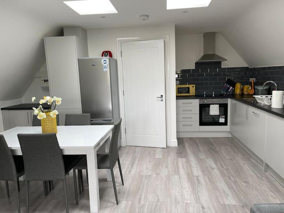 Orchid Lodge - Two Bed Generous Flat - Parking, Netflix, Wifi - Close To Blenheim Palace & Oxford - F4 Кидлингтън Екстериор снимка