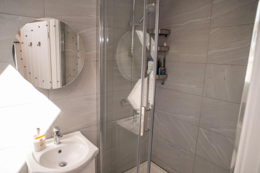 Orchid Lodge - Two Bed Generous Flat - Parking, Netflix, Wifi - Close To Blenheim Palace & Oxford - F4 Кидлингтън Екстериор снимка