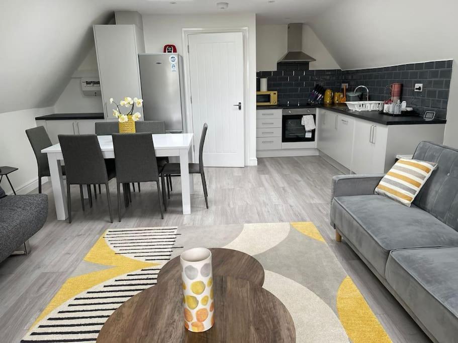 Orchid Lodge - Two Bed Generous Flat - Parking, Netflix, Wifi - Close To Blenheim Palace & Oxford - F4 Кидлингтън Екстериор снимка