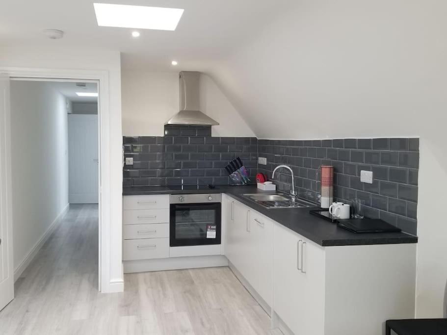 Orchid Lodge - Two Bed Generous Flat - Parking, Netflix, Wifi - Close To Blenheim Palace & Oxford - F4 Кидлингтън Екстериор снимка