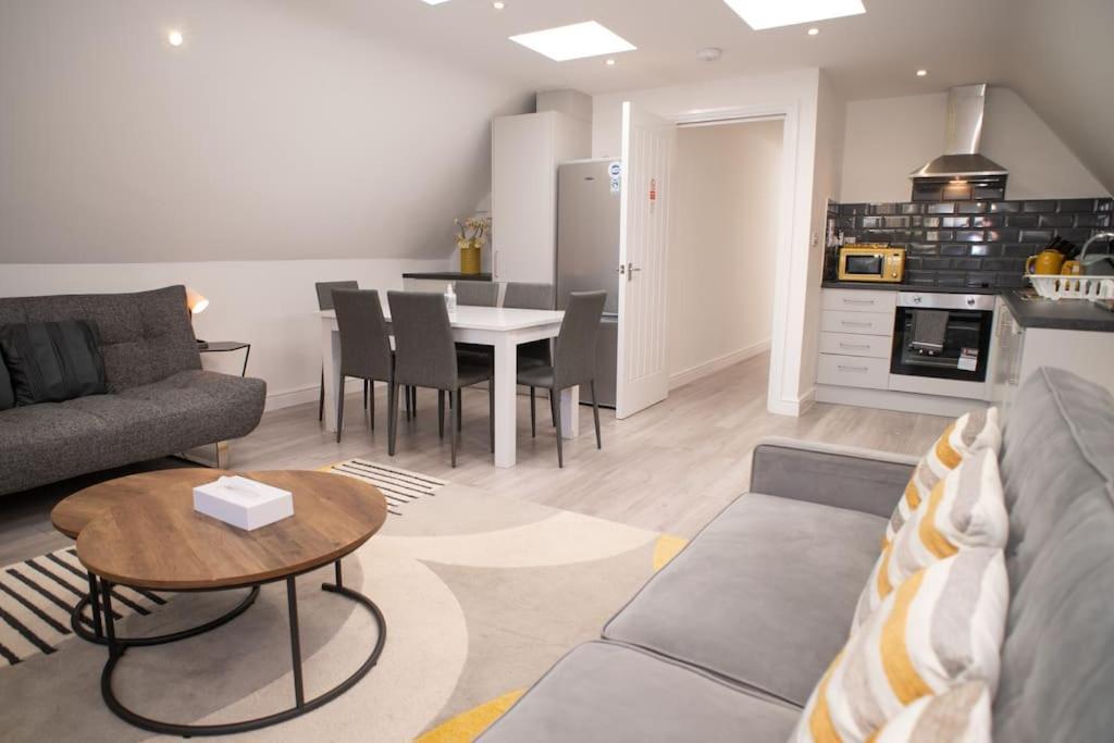 Orchid Lodge - Two Bed Generous Flat - Parking, Netflix, Wifi - Close To Blenheim Palace & Oxford - F4 Кидлингтън Екстериор снимка