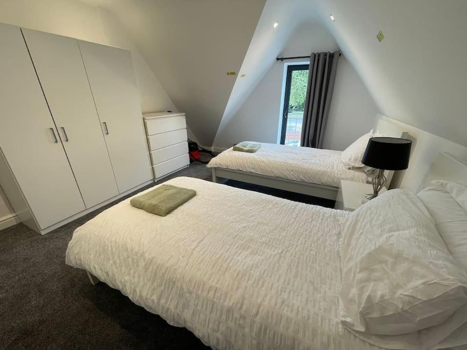 Orchid Lodge - Two Bed Generous Flat - Parking, Netflix, Wifi - Close To Blenheim Palace & Oxford - F4 Кидлингтън Екстериор снимка