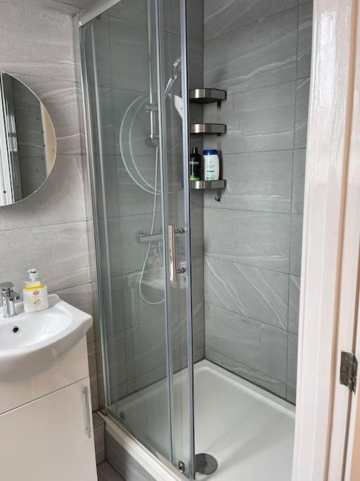 Orchid Lodge - Two Bed Generous Flat - Parking, Netflix, Wifi - Close To Blenheim Palace & Oxford - F4 Кидлингтън Екстериор снимка