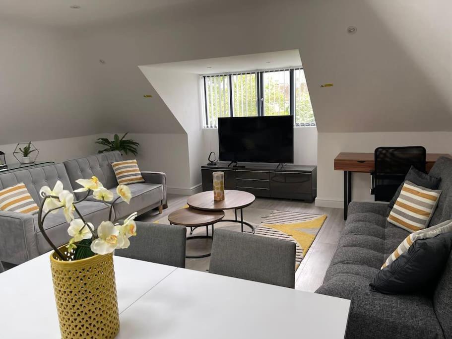 Orchid Lodge - Two Bed Generous Flat - Parking, Netflix, Wifi - Close To Blenheim Palace & Oxford - F4 Кидлингтън Екстериор снимка