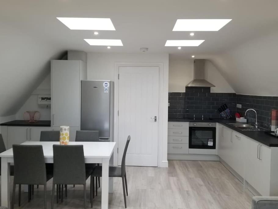 Orchid Lodge - Two Bed Generous Flat - Parking, Netflix, Wifi - Close To Blenheim Palace & Oxford - F4 Кидлингтън Екстериор снимка