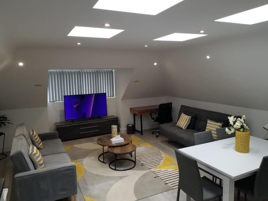 Orchid Lodge - Two Bed Generous Flat - Parking, Netflix, Wifi - Close To Blenheim Palace & Oxford - F4 Кидлингтън Екстериор снимка