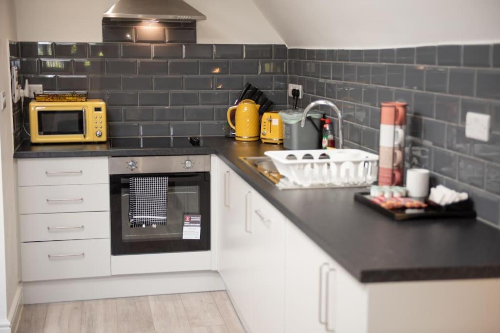 Orchid Lodge - Two Bed Generous Flat - Parking, Netflix, Wifi - Close To Blenheim Palace & Oxford - F4 Кидлингтън Екстериор снимка