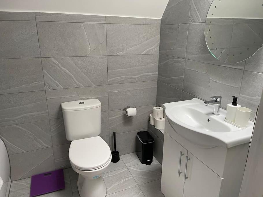 Orchid Lodge - Two Bed Generous Flat - Parking, Netflix, Wifi - Close To Blenheim Palace & Oxford - F4 Кидлингтън Екстериор снимка