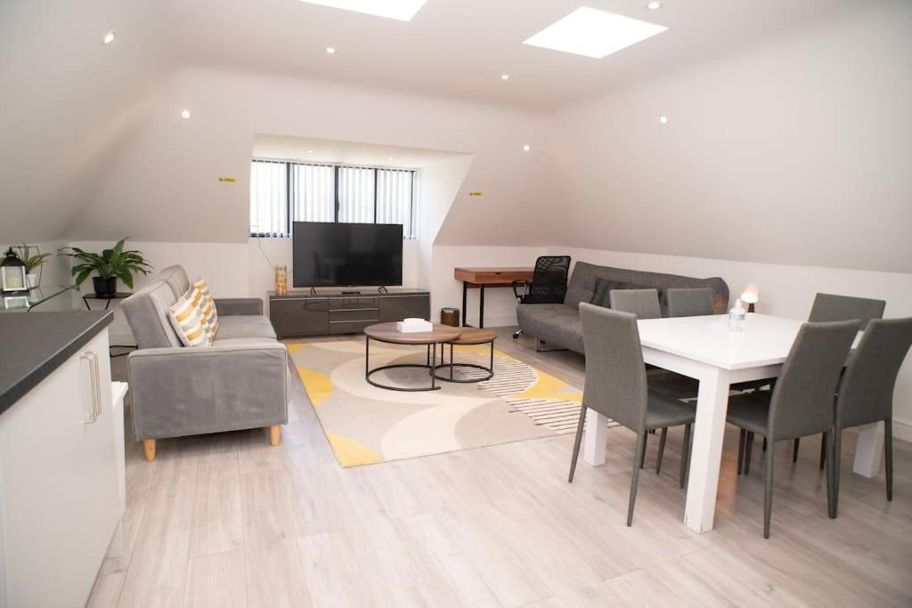 Orchid Lodge - Two Bed Generous Flat - Parking, Netflix, Wifi - Close To Blenheim Palace & Oxford - F4 Кидлингтън Екстериор снимка