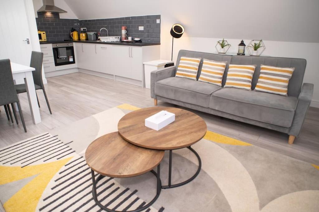 Orchid Lodge - Two Bed Generous Flat - Parking, Netflix, Wifi - Close To Blenheim Palace & Oxford - F4 Кидлингтън Екстериор снимка