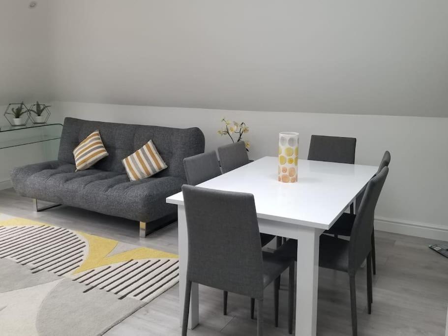 Orchid Lodge - Two Bed Generous Flat - Parking, Netflix, Wifi - Close To Blenheim Palace & Oxford - F4 Кидлингтън Екстериор снимка