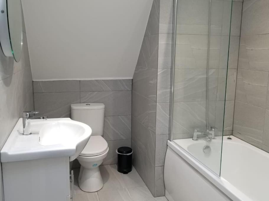 Orchid Lodge - Two Bed Generous Flat - Parking, Netflix, Wifi - Close To Blenheim Palace & Oxford - F4 Кидлингтън Екстериор снимка
