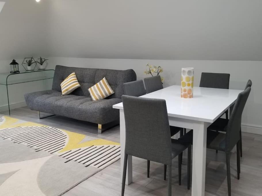 Orchid Lodge - Two Bed Generous Flat - Parking, Netflix, Wifi - Close To Blenheim Palace & Oxford - F4 Кидлингтън Екстериор снимка
